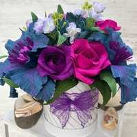 Лилави,розови и сини цветя в бяла кутия с лилава панделка