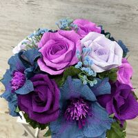 Синьо-лилави цветя в квадратна ,бяла кутия