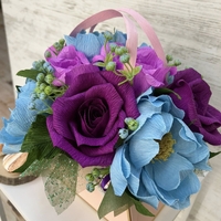 Розова чантичка със синьо-лилави цветя