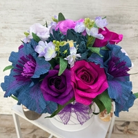 Лилави,розови и сини цветя в бяла кутия с лилава панделка