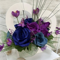 Бяло сърце лилаво сини рози.