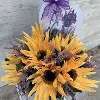 Слънчогледи в кутия сърце