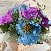 Розова чантичка със синьо-лилави цветя