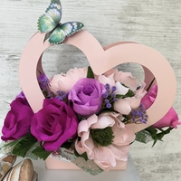 Розово сърце с лилаво- розови цветя и зелена пеперуда