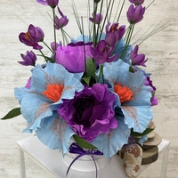 КРЪГЛА ,БЯЛА КУТИЯ СЪС СИНЬО,ЛИЛАВО,ОРАНЖЕВО ЦВЕТЯ