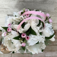 Бели божури в розова чантичка