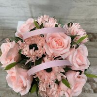 Бяла чантичка с розови рози и божури