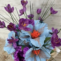 КРЪГЛА ,БЯЛА КУТИЯ СЪС СИНЬО,ЛИЛАВО,ОРАНЖЕВО ЦВЕТЯ