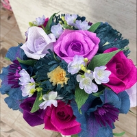 Лилави,розови и сини цветя в бяла кутия с лилава панделка