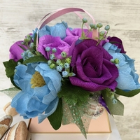 Розова чантичка със синьо-лилави цветя