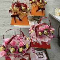 Оранжева и червена чанта с рози и бонбони