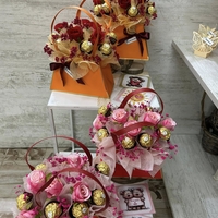 Оранжева и червена чанта с рози и бонбони