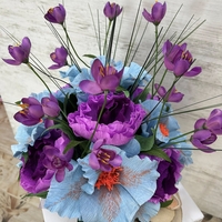 КРЪГЛА ,БЯЛА КУТИЯ СЪС СИНЬО,ЛИЛАВО,ОРАНЖЕВО ЦВЕТЯ