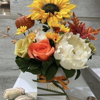 Жълти,оранжеви ,слънчоглед и тиквичка в квадратна кутия