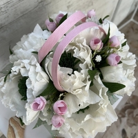 Бели божури в розова чантичка