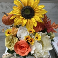 Жълти,оранжеви ,слънчоглед и тиквичка в квадратна кутия