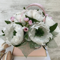 Бели божури в розова чантичка