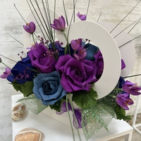 Бяло сърце лилаво сини рози.