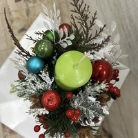 Коледен свещник в зелена чаша и зелена свещ