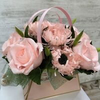 Бяла чантичка с розови рози и божури