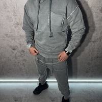 Спортен Екип с Открити Шевове и Модерен Дизайн