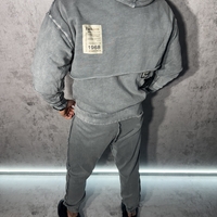 Спортен Екип с Открити Шевове и Модерен Дизайн