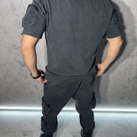 Спортен Екип с Релефни Детайли и Модерен Дизайн