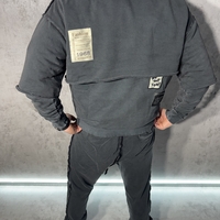 Спортен Екип с Открити Шевове и Модерен Дизайн