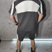 Къс Екип в Сив Цвят с Бели Акценти