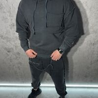 Спортен Екип с Открити Шевове и Модерен Дизайн