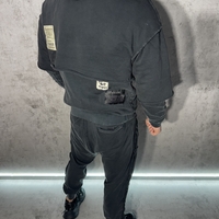 Спортен Екип с Открити Шевове и Модерен Дизайн