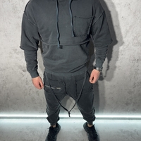 Спортен Екип с Открити Шевове и Модерен Дизайн