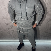 Спортен Екип с Открити Шевове и Модерен Дизайн