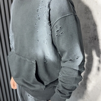 Спортен Екип с Разкъсан Ефект