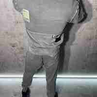 Спортен Екип с Открити Шевове и Модерен Дизайн