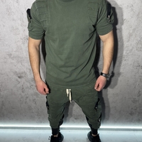 Спортен Екип с Релефни Детайли и Модерен Дизайн