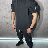 Спортен Екип с Релефни Детайли и Модерен Дизайн