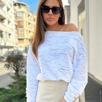 Бяла блуза с релефна текстура и паднало рамо