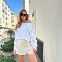 Бяла блуза с релефна текстура и паднало рамо