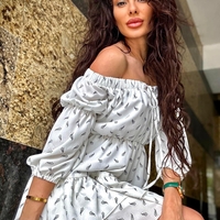 Ефирна бяла рокля с мини принт