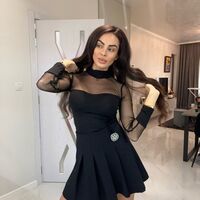 Черна разкроена пола със сребърен аксесоар