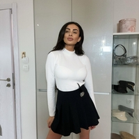 Черна разкроена пола със сребърен аксесоар