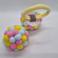 Ръчно изработени помпони на ластик