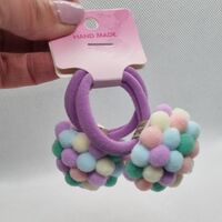 Ръчно изработени помпони на ластик