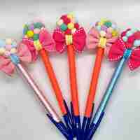 Химикал с помпони и панделка