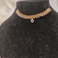 Нежно колие от мъниста и кристали