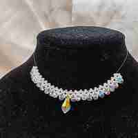 Нежно колие от мъниста и кристали