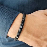 Мъжки гривни от мъниста в различни цветове