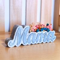 Подарък за майка – ръчно правена вазичка „Мама“ със сухи цветя