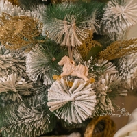 Коледна играчка „Конче“ от еко смола | Елегантна коледна украса и подарък ;